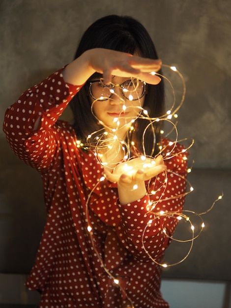 Foto close-up di una donna con le luci illuminate