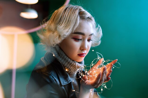 Photo close-up of woman holding illuminated lights