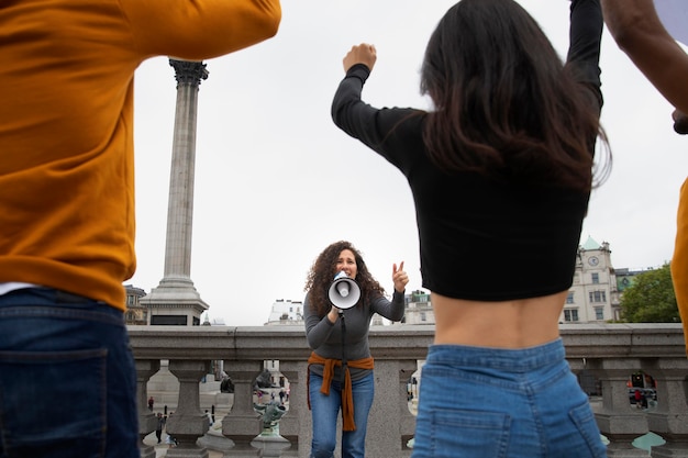 Photo close up woman holding megaphone