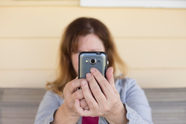 Photo close-up of woman holding mobile phone