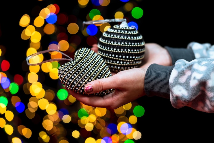 Photo close-up of woman holding multi colored lights