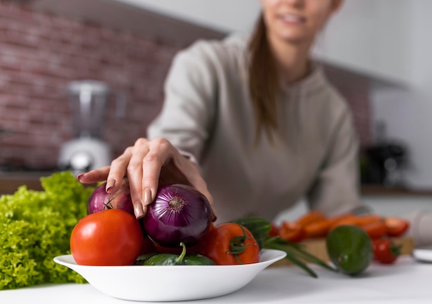 Photo close up woman holding onion