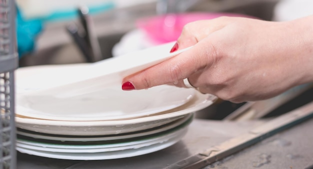 Photo close-up of woman holding plate