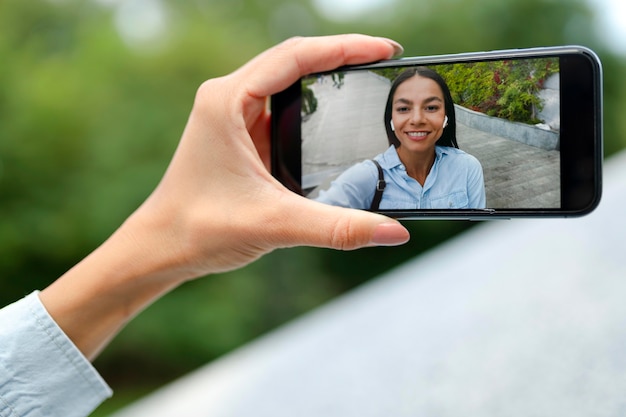 Photo close up woman holding smartphone