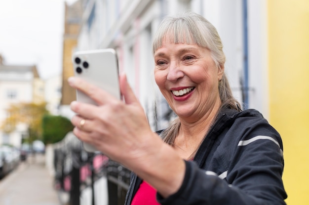 Photo close up woman holding smartphone