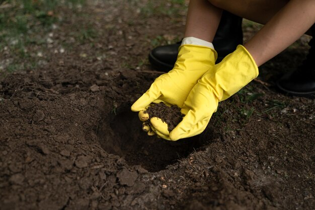 Photo close-up of woman holding soil
