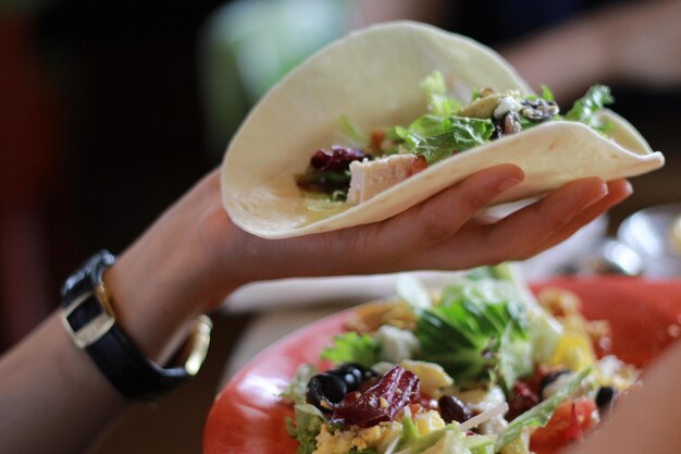 Photo close-up of woman holding tortilla