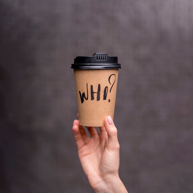 Foto donna del primo piano che ostacola una tazza di caffè