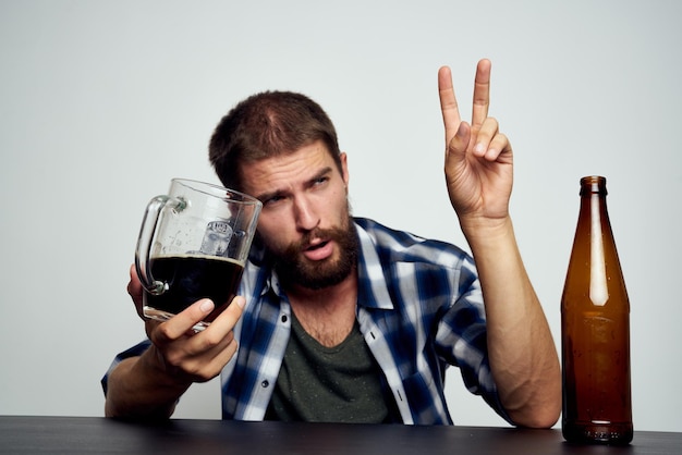 Foto close-up di una donna che tiene un bicchiere di vino