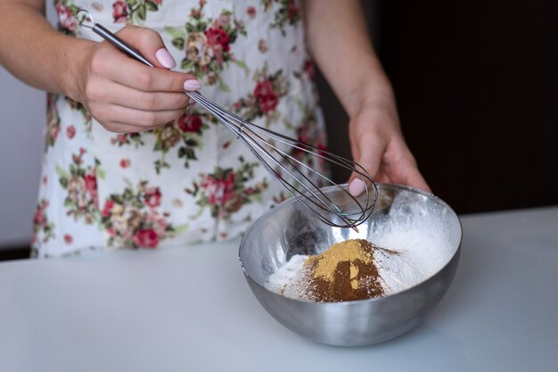 Foto vicino donna a casa a preparare la pasta