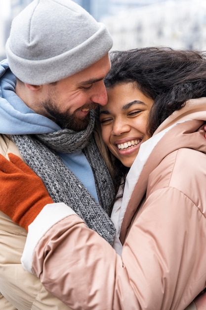 Photo close up woman hugging man