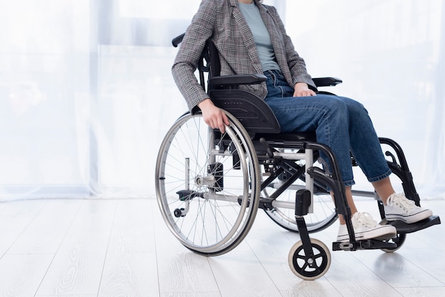 Фото Крупным планом женщина в инвалидной коляске