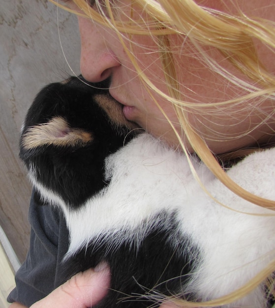 猫にキスする女性のクローズアップ