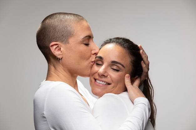 Photo close up woman kissing girlfriend on head