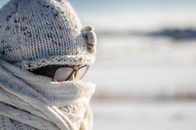 Foto close-up di una donna con un cappello a maglia