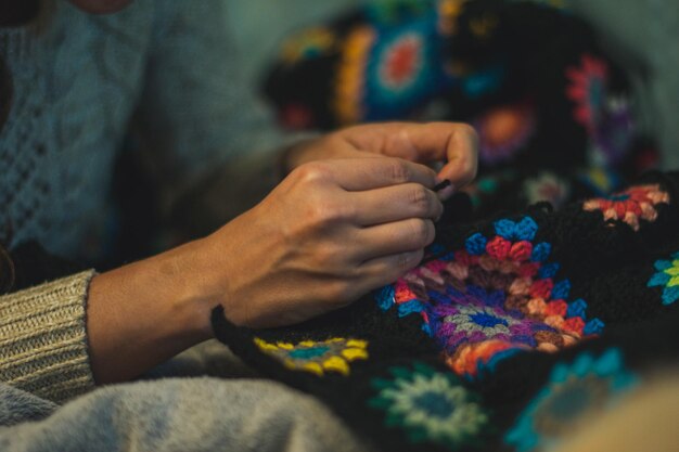 Foto close-up di una donna che maglia la lana