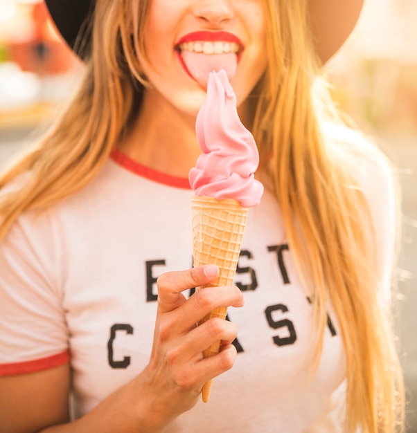 Крупный план женщины, облизывая вкусное мороженое