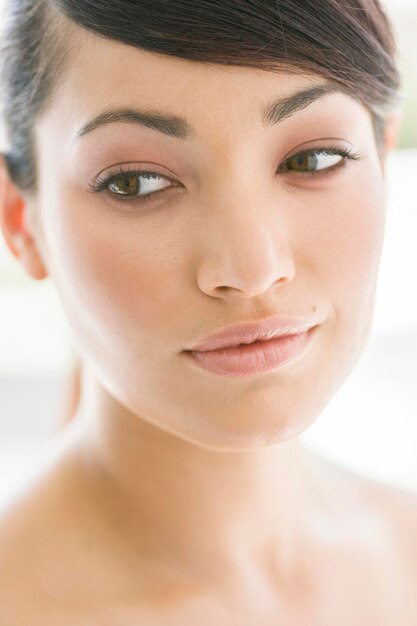 Photo close-up of woman looking away at home