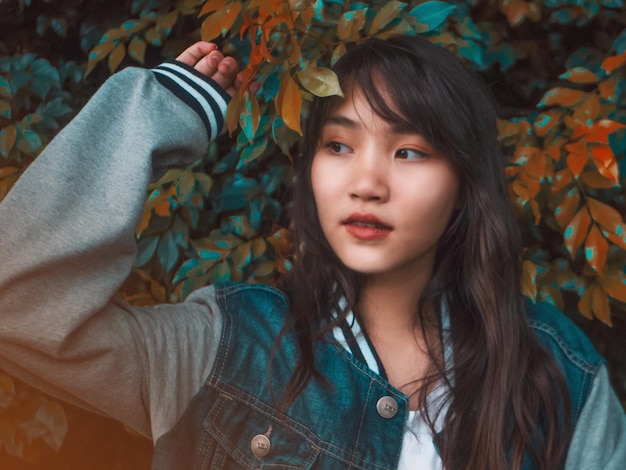 靠近的女人轉眼