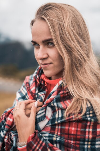 Photo close-up of woman looking away