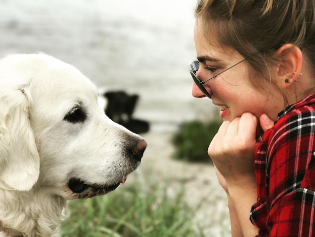 Foto close-up di una donna che guarda un cane