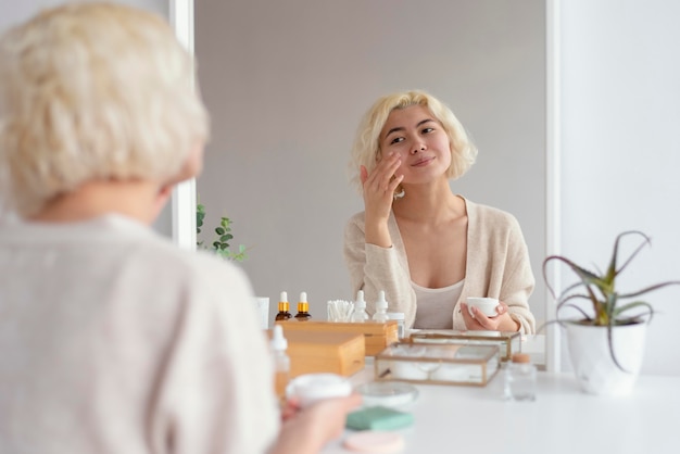 写真 鏡で見ている女性をクローズアップ