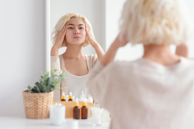 写真 鏡で見ている女性をクローズアップ