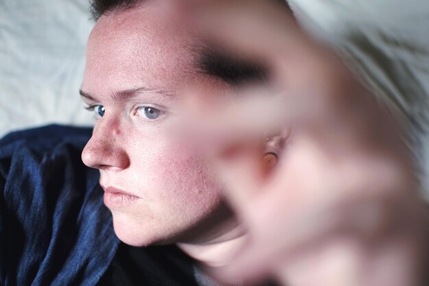 Foto close-up di una donna sdraiata sul letto