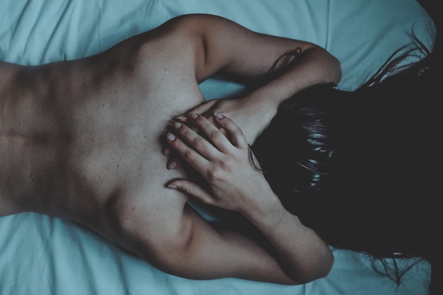 Photo close-up of woman lying on bed