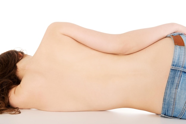 Photo close-up of woman lying on white background