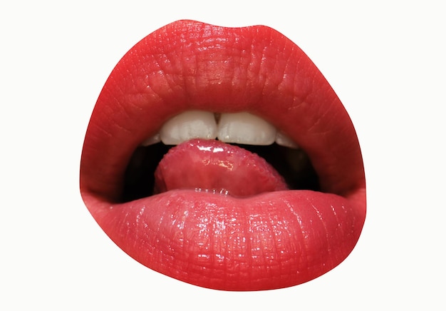 Foto chiuda in su della bocca della donna con il labbro rosso che lecca le labbra