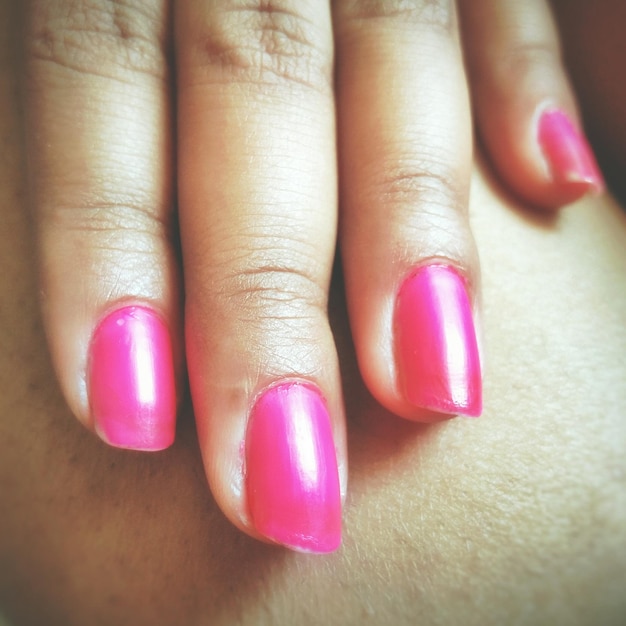 Photo close-up of woman nail painted with pink color