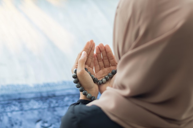 Foto close-up di una donna che offre salah