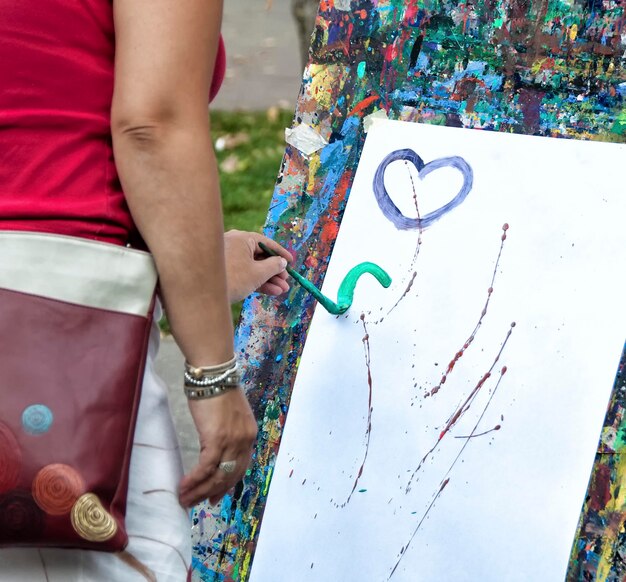 Foto close-up di una donna che dipinge su carta