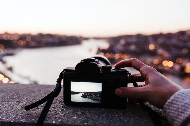 ポルト・ブリッジの女性がカメラで写真を撮る 夕暮れの観光