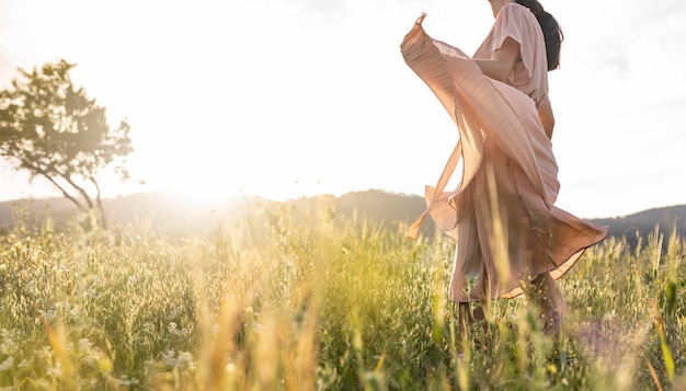 Photo close up woman posing  in nature