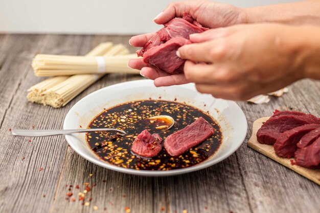 Foto close-up di una donna che prepara il cibo su un tavolo da taglio