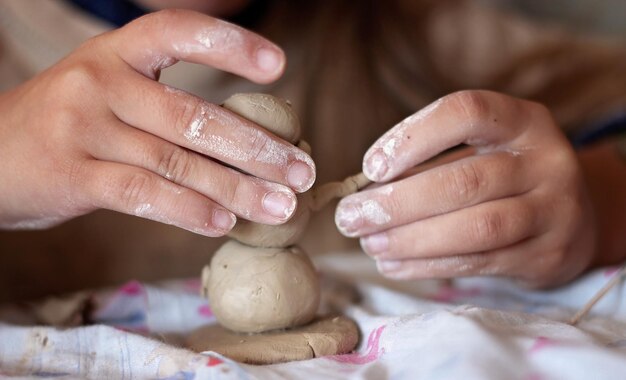 Foto close-up di una donna che prepara il cibo