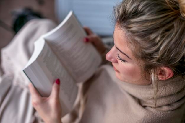 本を読んでいる女性のクローズアップ