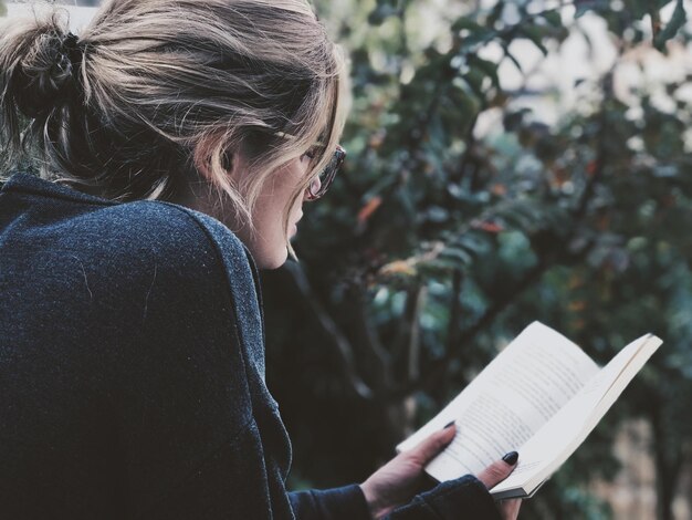 Photo close-up of woman reading novel