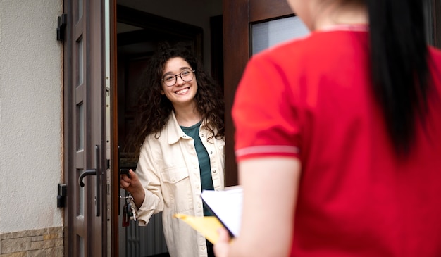 Photo close up woman receiving delivery