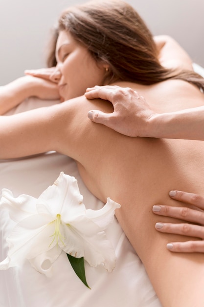 Photo close-up woman receiving massage