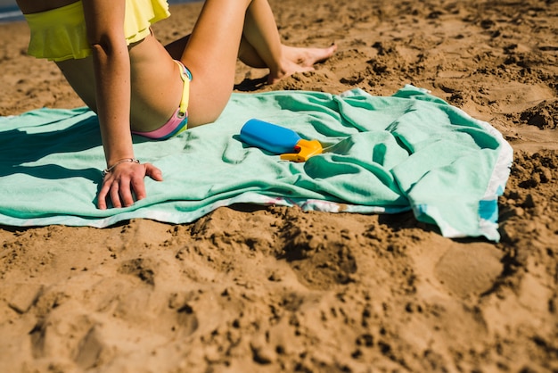 Крупным планом женщина расслабляющий на песчаном пляже