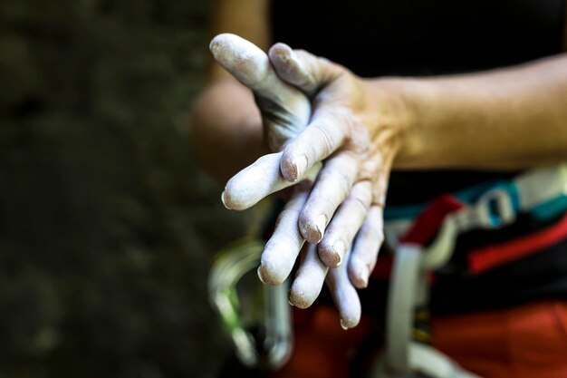 Photo close-up of woman rubbing hands with chalk