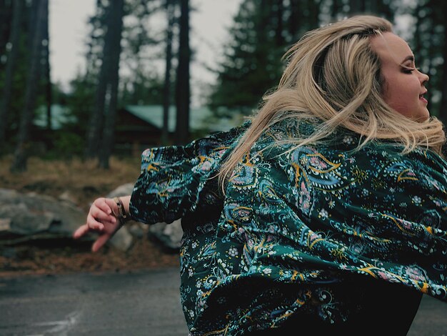 Photo close-up of woman running on road in forest