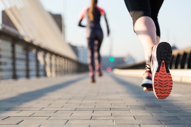 Photo close-up of woman running with unfocused background