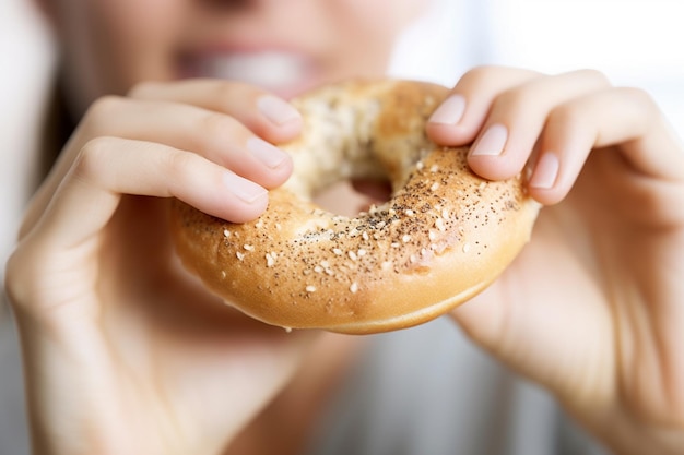 Foto close up della bocca di una donna che mangia un bagel appena tostato