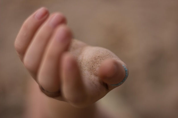Photo close-up of woman sandy hand outdoors