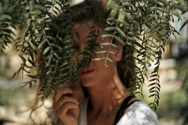 Foto close-up di una donna vista attraverso le piante