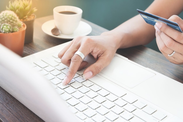 Photo close-up of woman shopping online